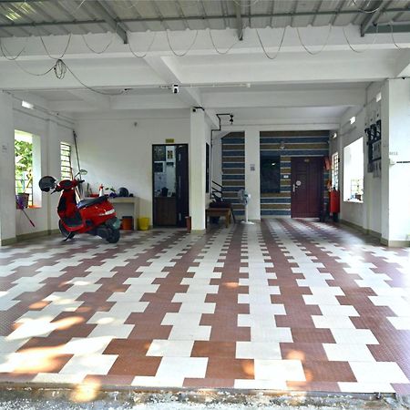 Nirupama,Hotel Aluva 700 Mtr From Aluva Railway Station Alwaye Exterior photo
