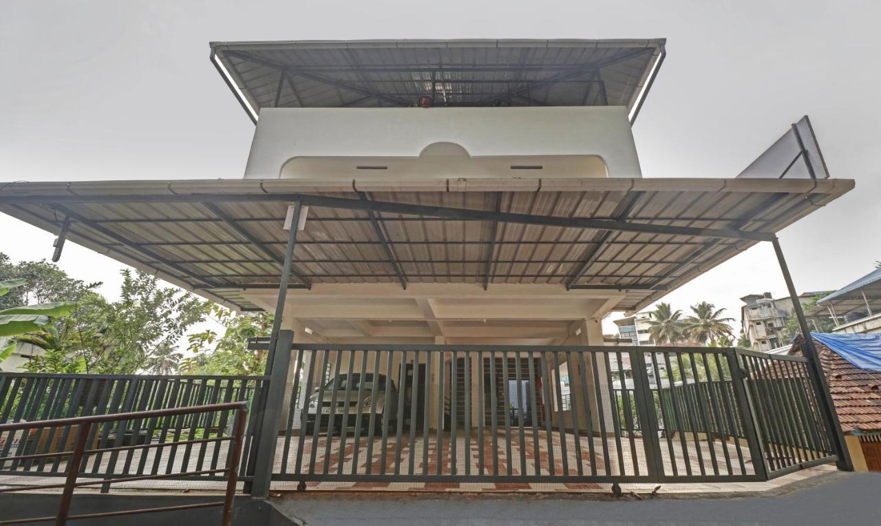 Nirupama,Hotel Aluva 700 Mtr From Aluva Railway Station Alwaye Exterior photo