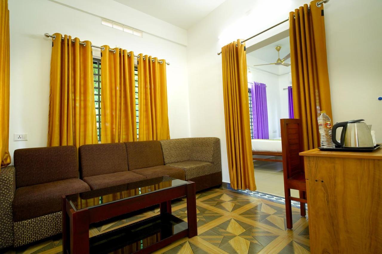 Nirupama,Hotel Aluva 700 Mtr From Aluva Railway Station Alwaye Exterior photo