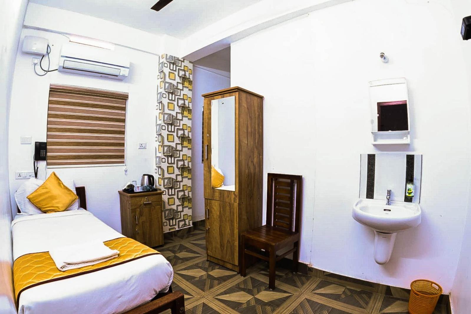 Nirupama,Hotel Aluva 700 Mtr From Aluva Railway Station Alwaye Exterior photo