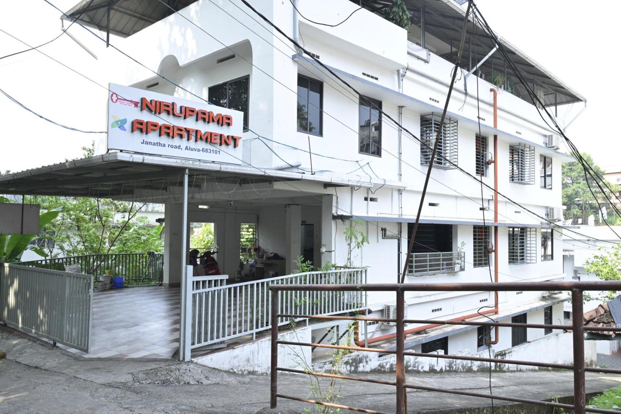 Nirupama,Hotel Aluva 700 Mtr From Aluva Railway Station Alwaye Exterior photo