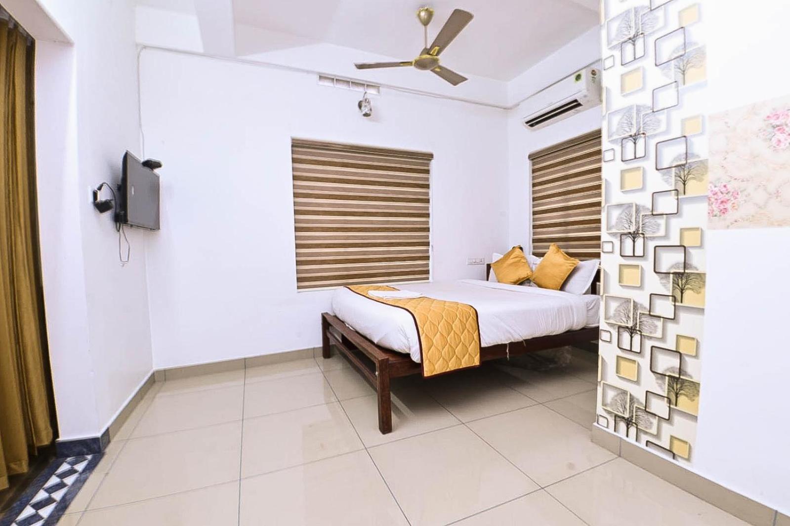Nirupama,Hotel Aluva 700 Mtr From Aluva Railway Station Alwaye Exterior photo