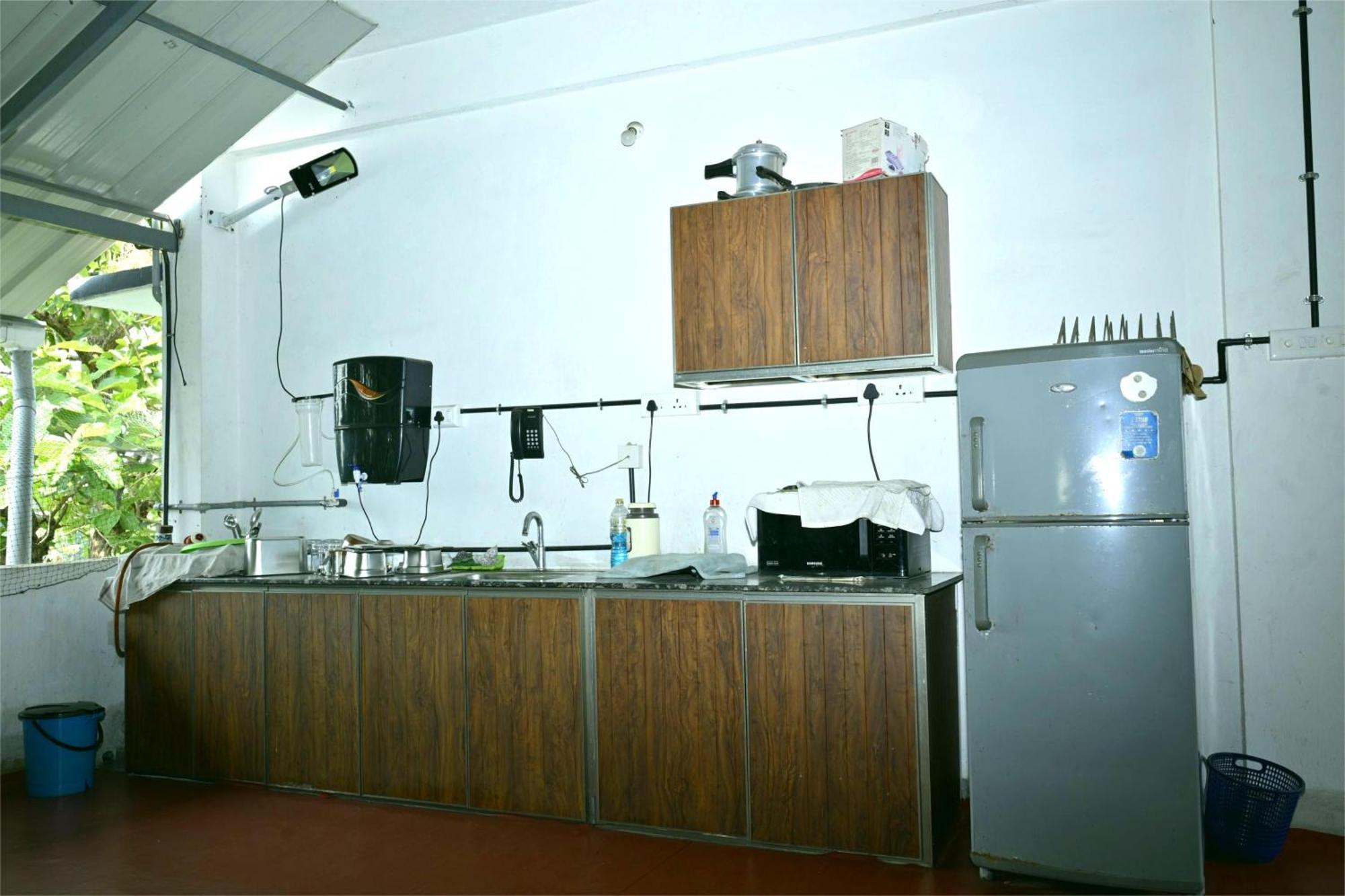 Nirupama,Hotel Aluva 700 Mtr From Aluva Railway Station Alwaye Exterior photo